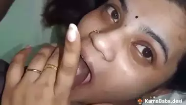 Cheating lady gives a desi blowjob to her horny lover