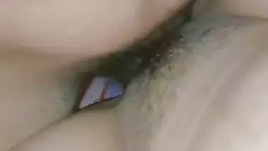 A young guy fills his cum in his GF’s deep cunt